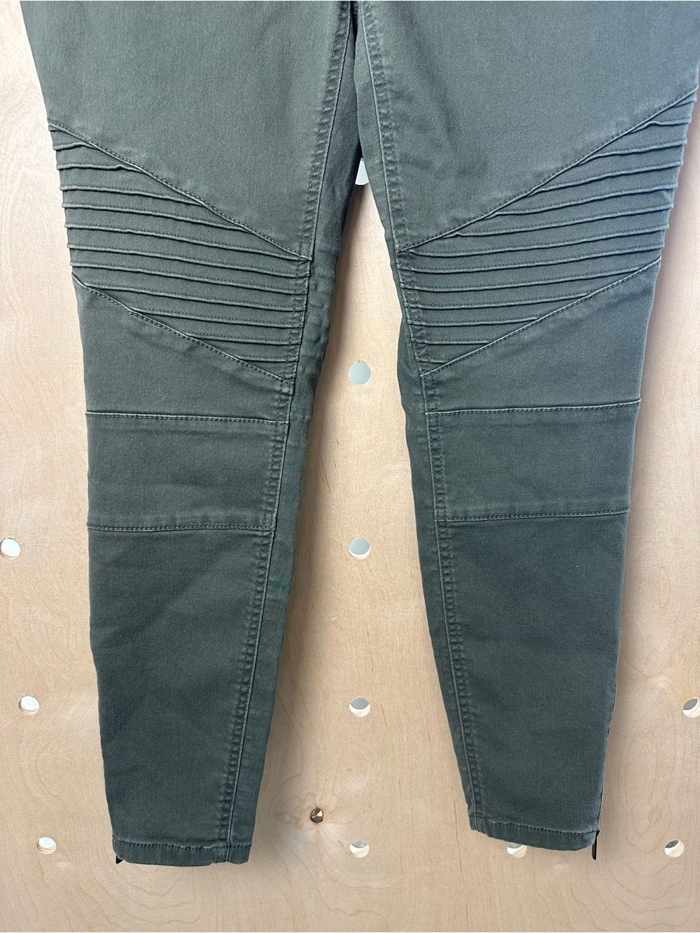Isabel Maternity by Ingrid & Isabel Olive Green Moto Jeggings Size 6 Over Belly - Picture 4 of 8